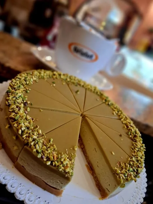 Pistáciový cheesecake nakrájený na dílky