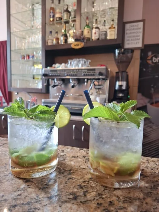 Dvě mojita na barovém pultu